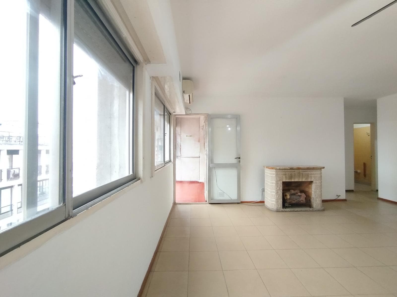 FOR SALE: 3-bedroom apartment with a balcony, Downtown - Rosario
