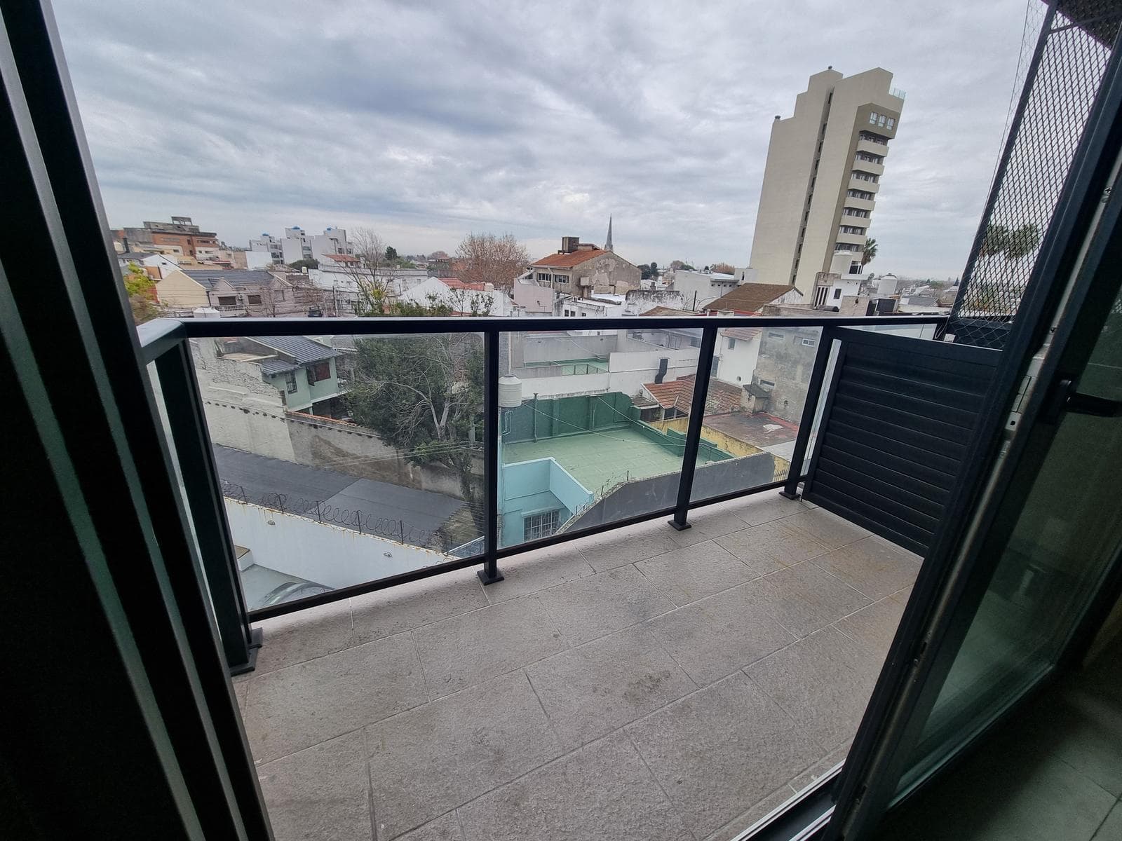 Studio apartment with a utility room and a pool