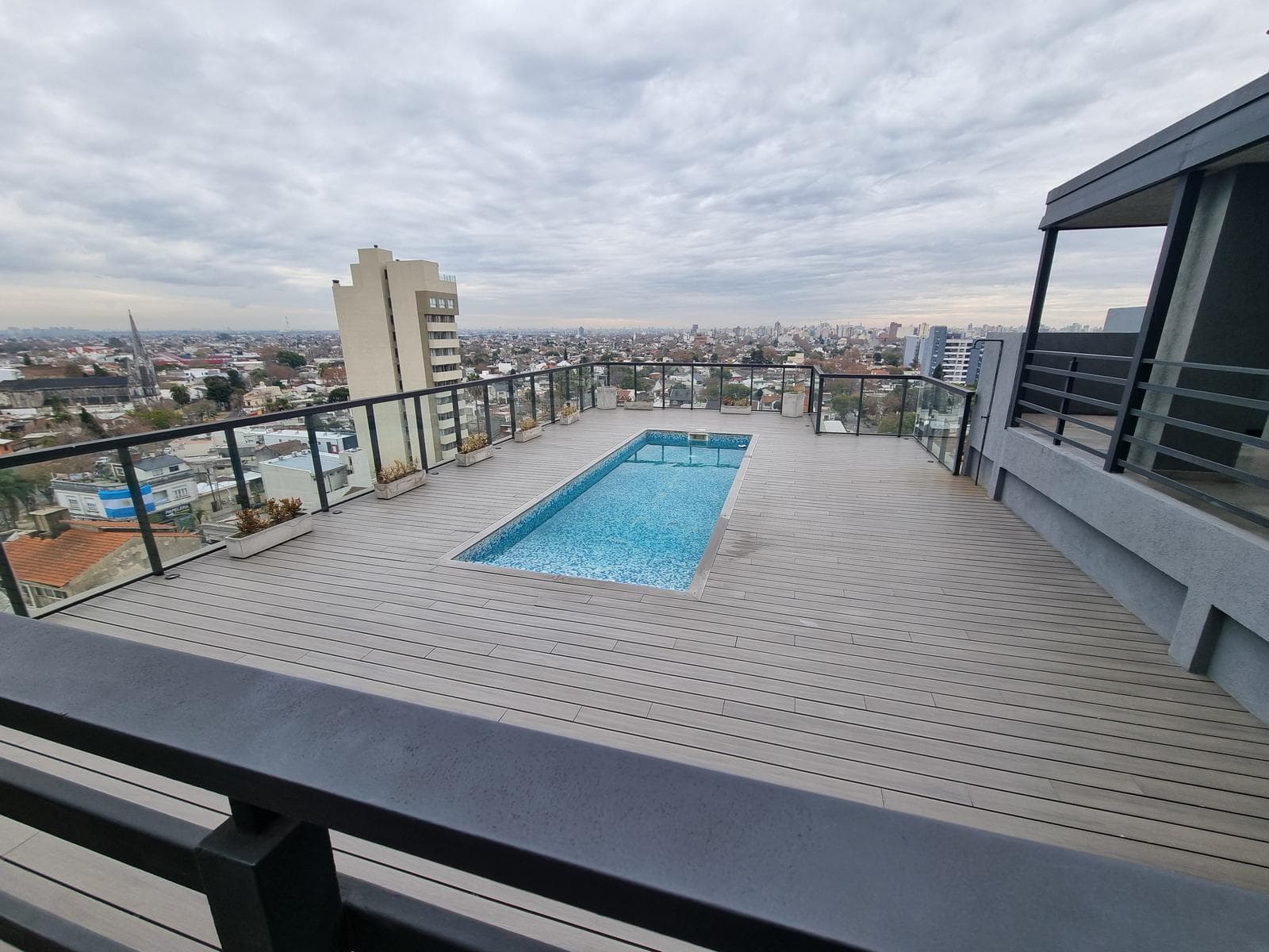 Studio apartment with a sunroom and a pool