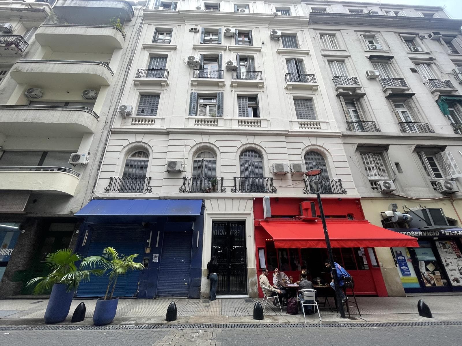 San Martín and Marcelo T. de Alvear, 2/3-bedroom apartment with a bedroom featuring a walk-in closet and an open-concept living room—very bright