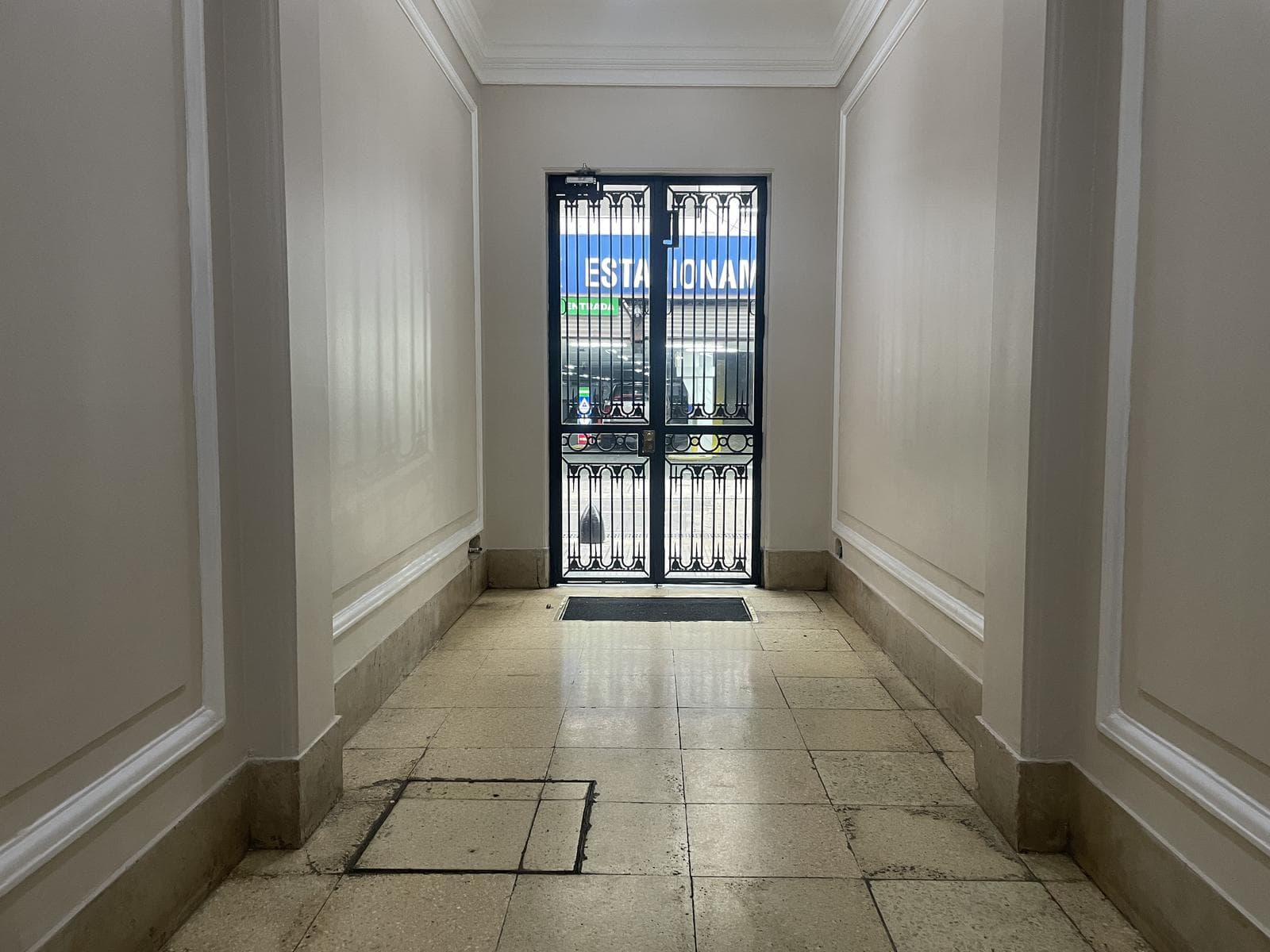 San Martín and Marcelo T. de Alvear, 2/3-bedroom apartment with a bedroom featuring a walk-in closet and an open-concept living room—very bright