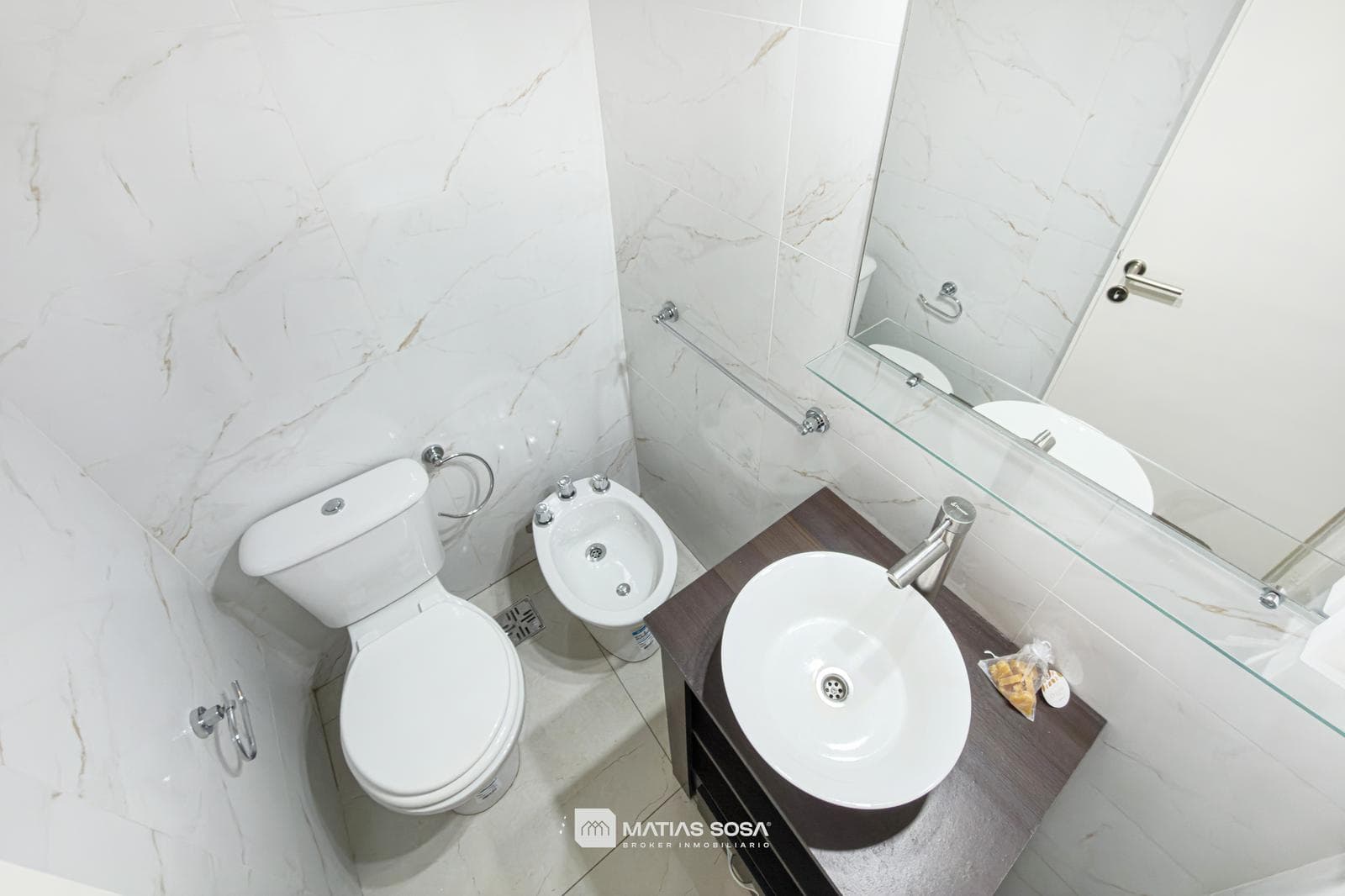 For Sale - Apartment - 3-room - Street-facing with balcony - Renovated and furnished