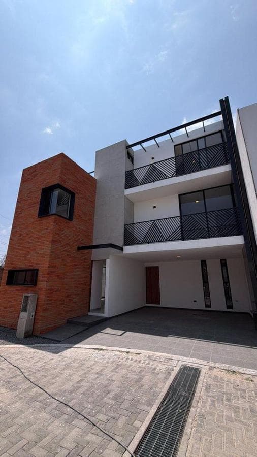 HOUSE FOR SALE IN THE MAGENTA RESIDENTIAL COMPLEX