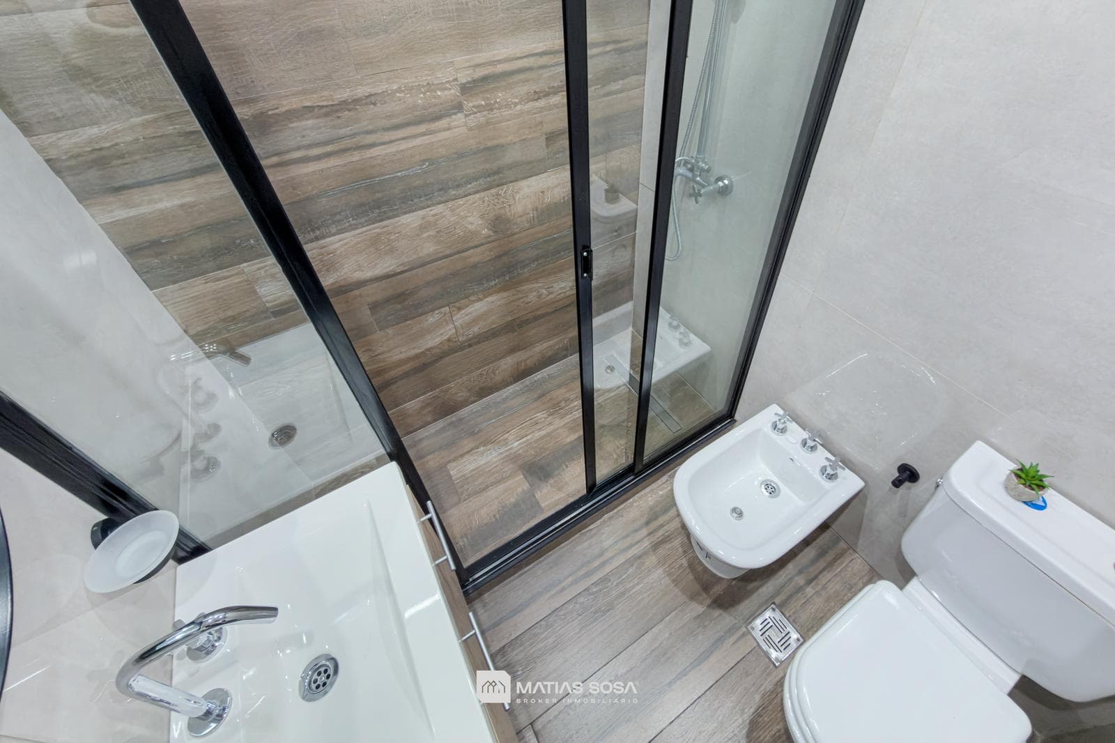 For Sale - Apartment - 3-room - Street-facing with balcony - Renovated and furnished