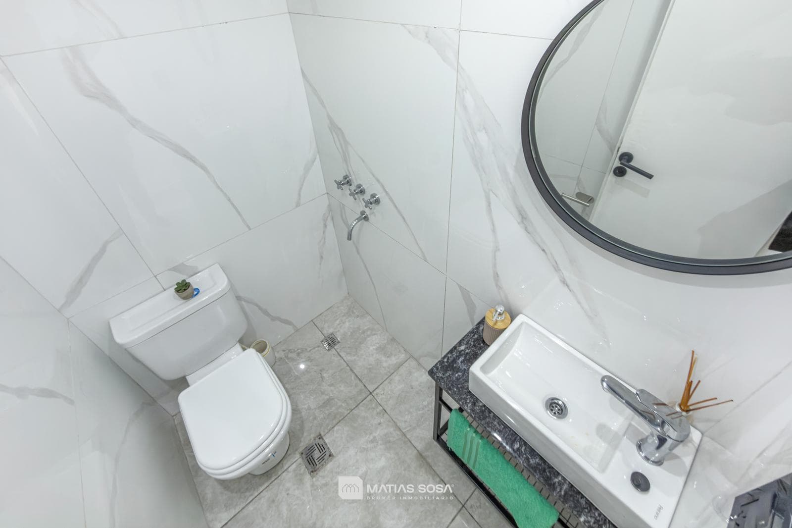 For Sale - Apartment - 3-room - Street-facing with balcony - Renovated and furnished