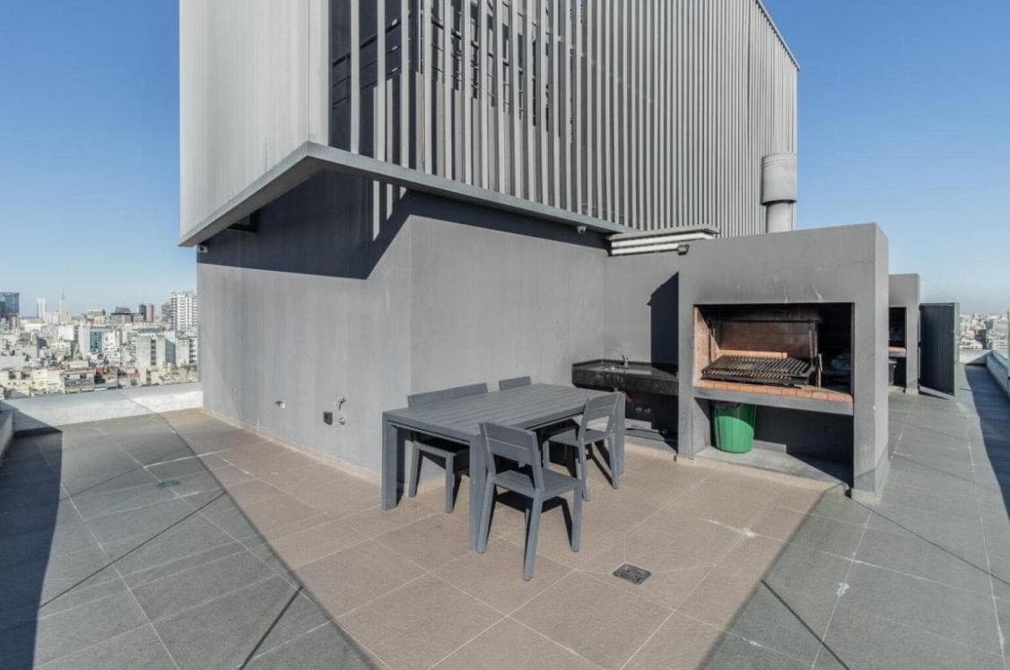 Excellent studio apartment in the exclusive MET PLAZA building, with an unobstructed view of Plaza Houssay
