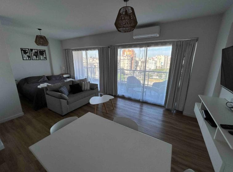 Excellent studio apartment in the exclusive MET PLAZA building, with an unobstructed view of Plaza Houssay