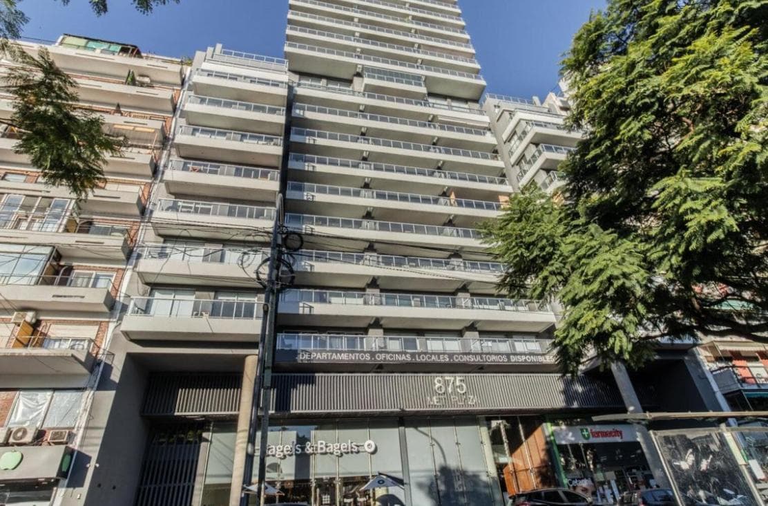 Excellent studio apartment in the exclusive MET PLAZA building, with an unobstructed view of Plaza Houssay