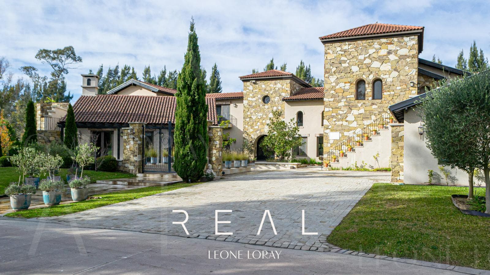 House for Sale in Saint Thomas East-West, Canning, Italian-Style Villa, 4 Suites, Pool, and Wine Cellar