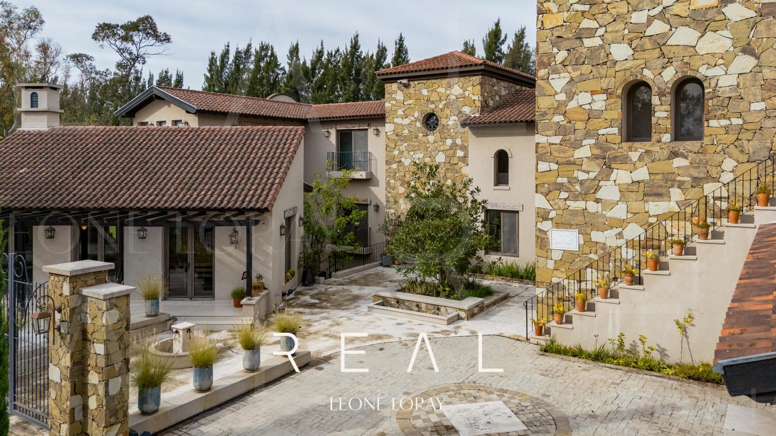 House for Sale in Saint Thomas East-West, Canning, Italian-Style Villa, 4 Suites, Pool, and Wine Cellar