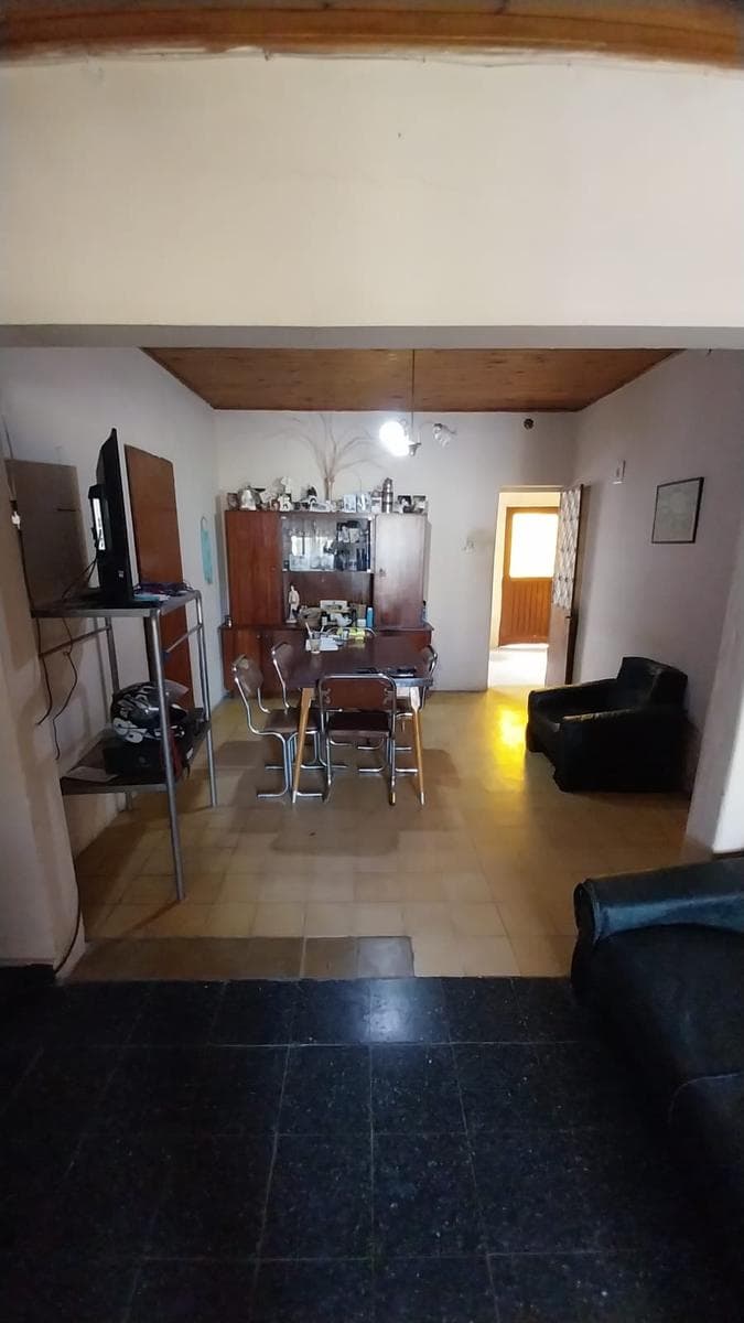 House for sale in Mercedes B. 2 bedrooms, excellent location.