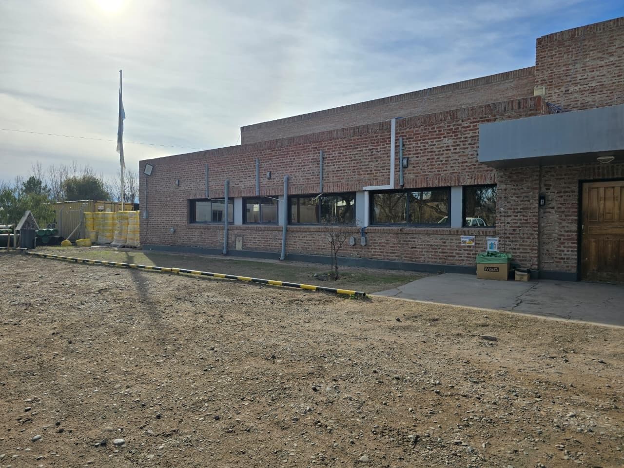 INDUSTRIAL COMPLEX AND OFFICES SPANNING 2 HECTARES