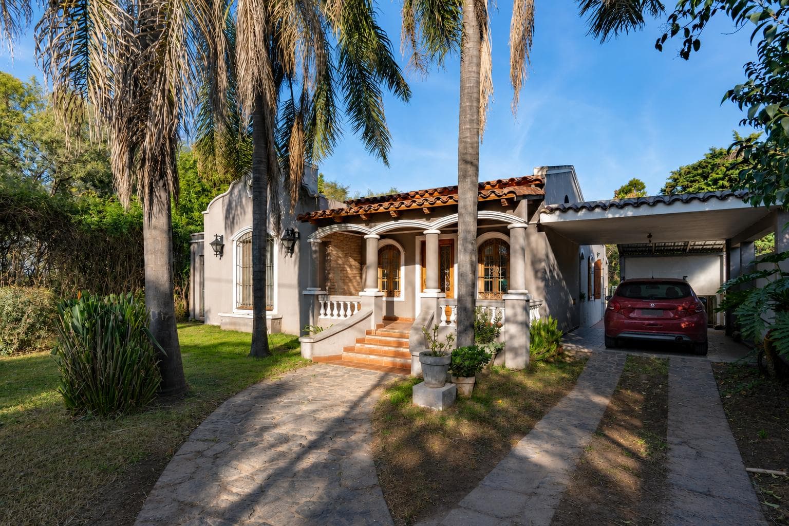 HOUSE FOR SALE IN VILLA ALLENDE ON THE ROAD TO THE GOLF COURSE, WITH A SWIMMING POOL