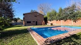QUINTA House, IN EXCELLENT CONDITION, ELIGIBLE FOR A LOAN. TWO STORIES, 4 ROOMS, BARBECUE AREA, COVERED PARKING SPACES JUST A FEW METERS FROM ROUTE 26