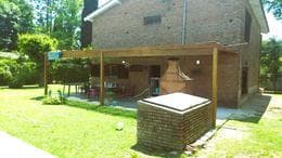 QUINTA House, IN EXCELLENT CONDITION, ELIGIBLE FOR A LOAN. TWO STORIES, 4 ROOMS, BARBECUE AREA, COVERED PARKING SPACES JUST A FEW METERS FROM ROUTE 26