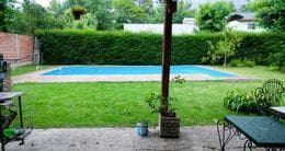 QUINTA House, IN EXCELLENT CONDITION, ELIGIBLE FOR A LOAN. TWO STORIES, 4 ROOMS, BARBECUE AREA, COVERED PARKING SPACES JUST A FEW METERS FROM ROUTE 26