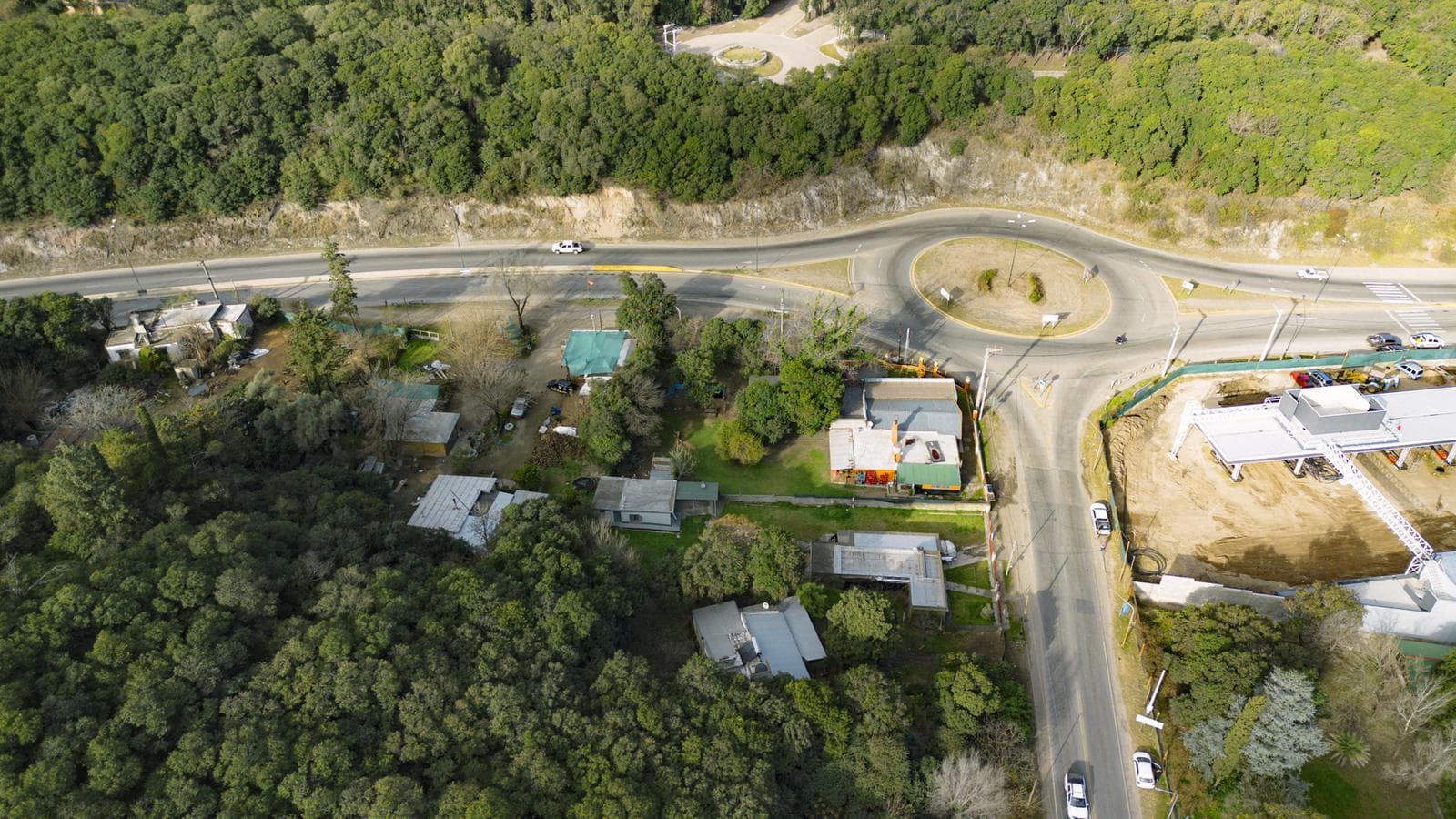 PLOT FOR SALE: 1,000 M² IN RIO CEBALLOS — ON THE ROAD TO EL CUADRADO + 2 HOUSES