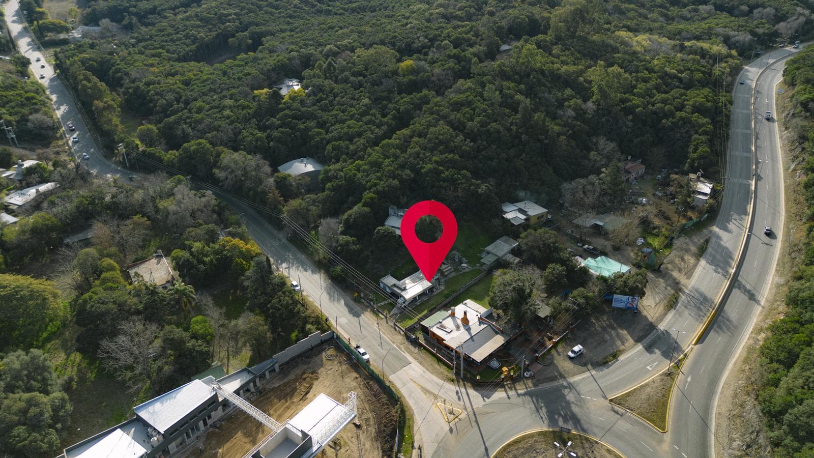 PLOT FOR SALE: 1,000 M² IN RIO CEBALLOS — ON THE ROAD TO EL CUADRADO + 2 HOUSES