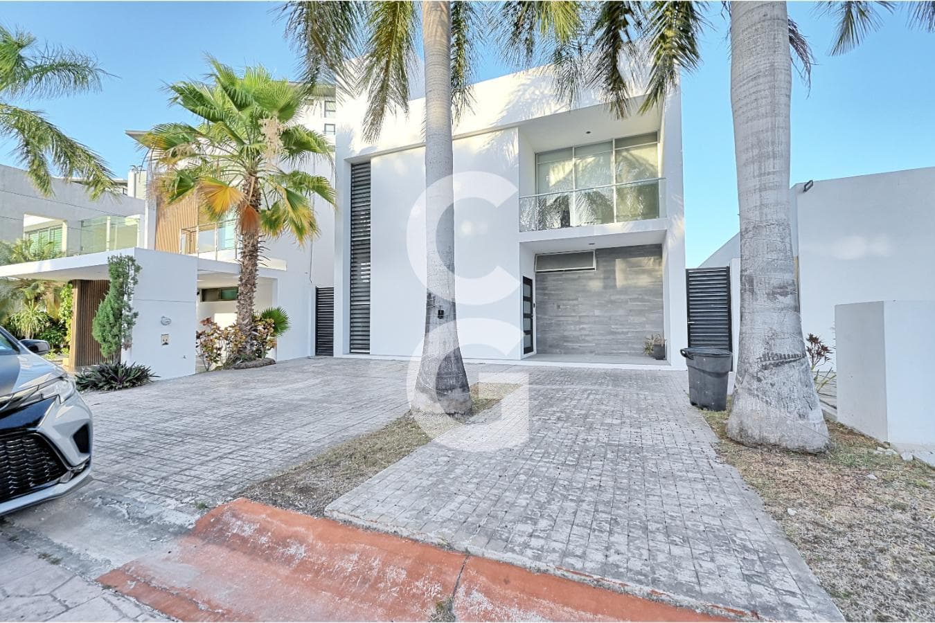 House for Sale and Rent in Cancún in the Cumbres Residential Complex with a Pool and Garden