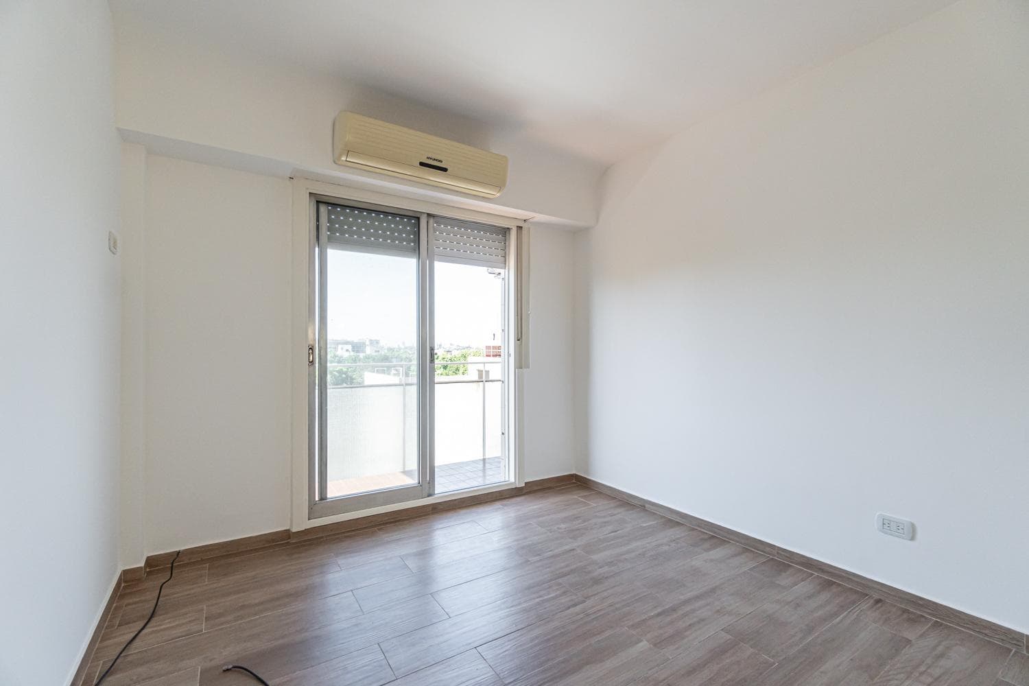 3-Room Apartment for Sale, Qualifies for Mortgage, Continuous Balcony, San Martin