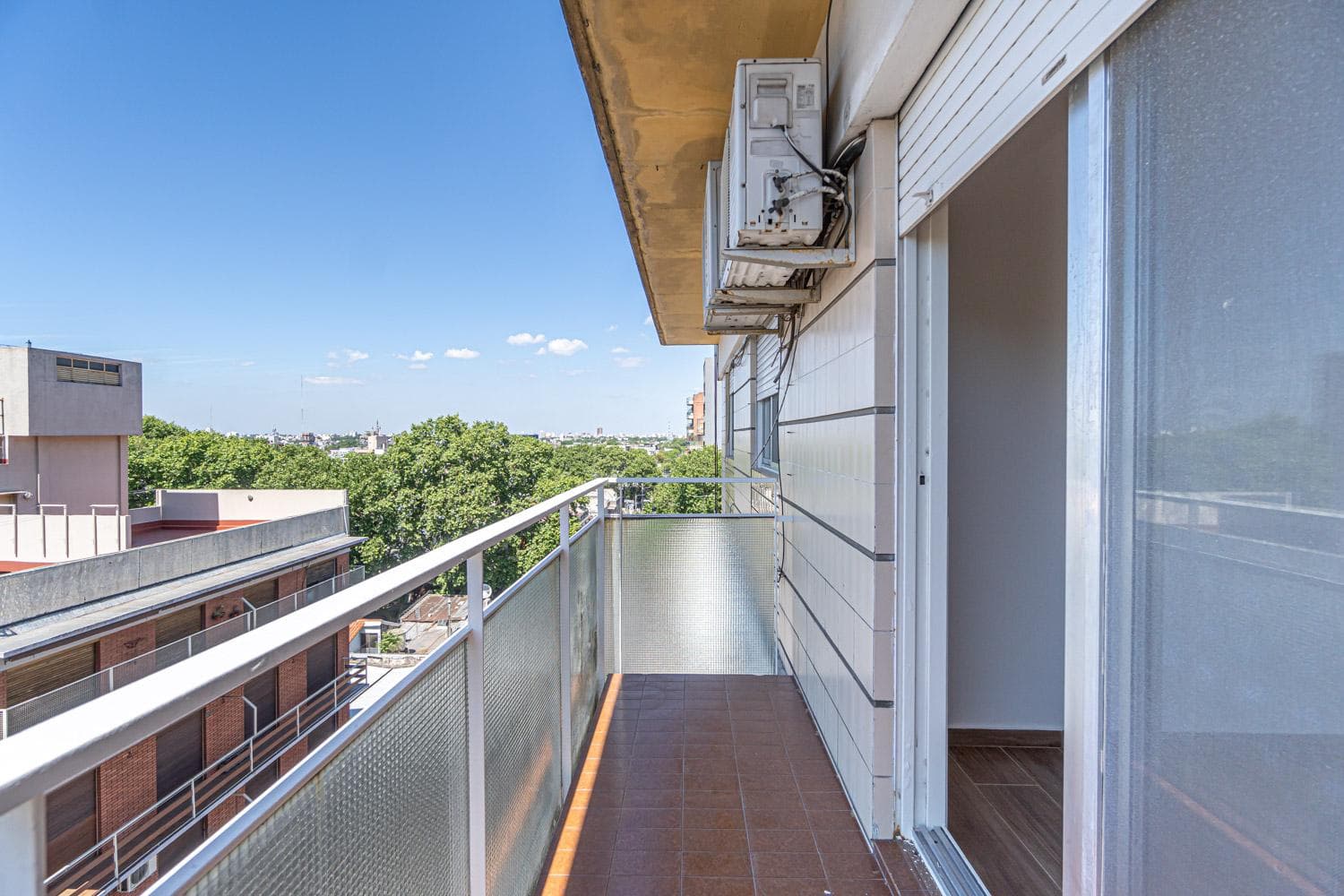 3-Room Apartment for Sale, Qualifies for Mortgage, Continuous Balcony, San Martin