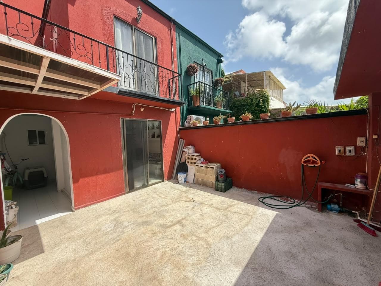 3-BEDROOM HOUSE 10 MINUTES FROM THE BEACH