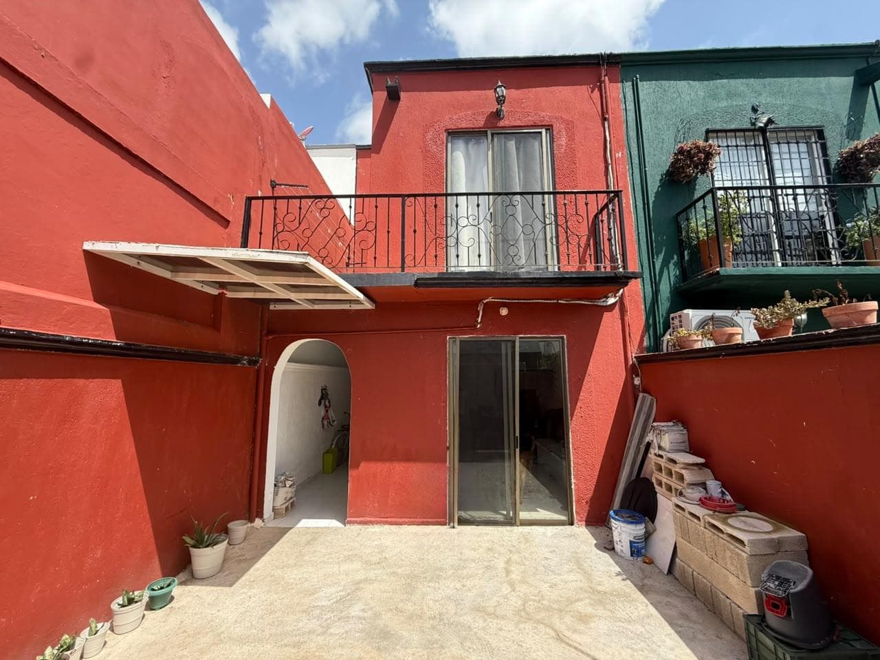 3-BEDROOM HOUSE 10 MINUTES FROM THE BEACH