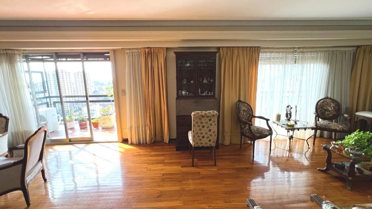 Wonderful 5-room apartment for sale in Belgrano C—on a high floor!