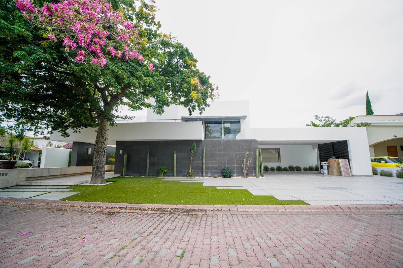 CASA DE LUJO EN VENTA EN JARDINES DEL LAGO, AGUASCALIENTES, CON ALBERCA Y TERRENO DE 1,130 M²