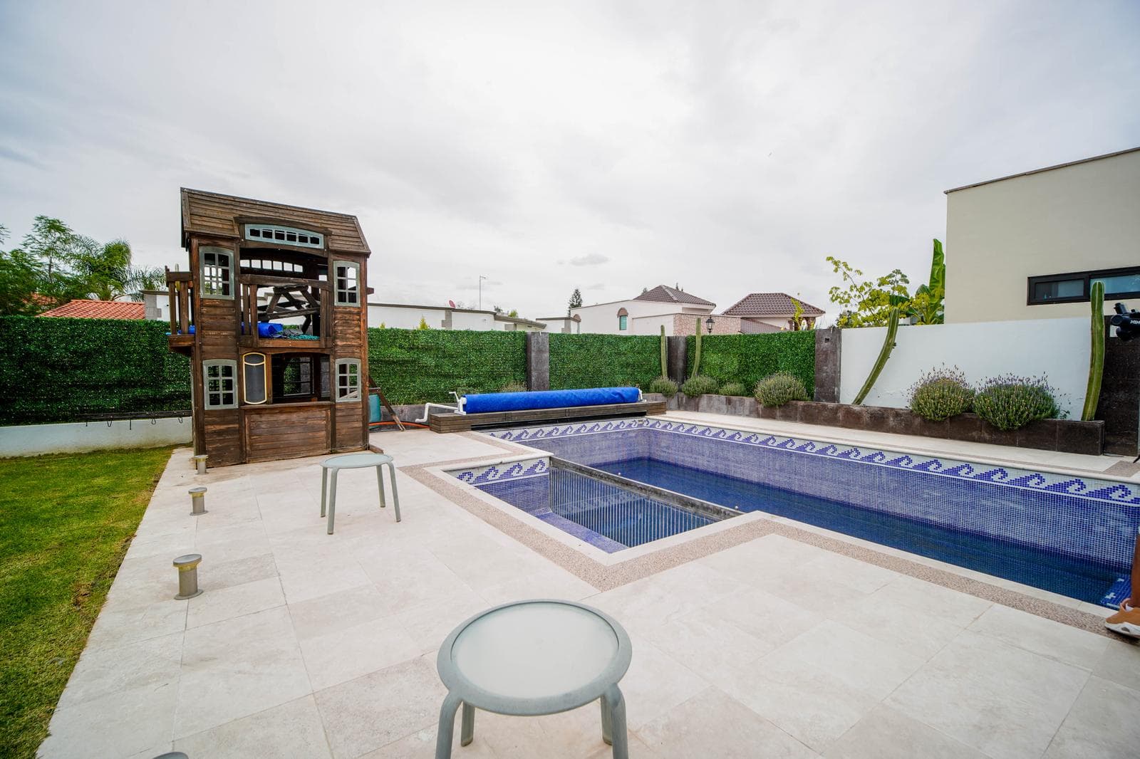 CASA DE LUJO EN VENTA EN JARDINES DEL LAGO, AGUASCALIENTES, CON ALBERCA Y TERRENO DE 1,130 M²