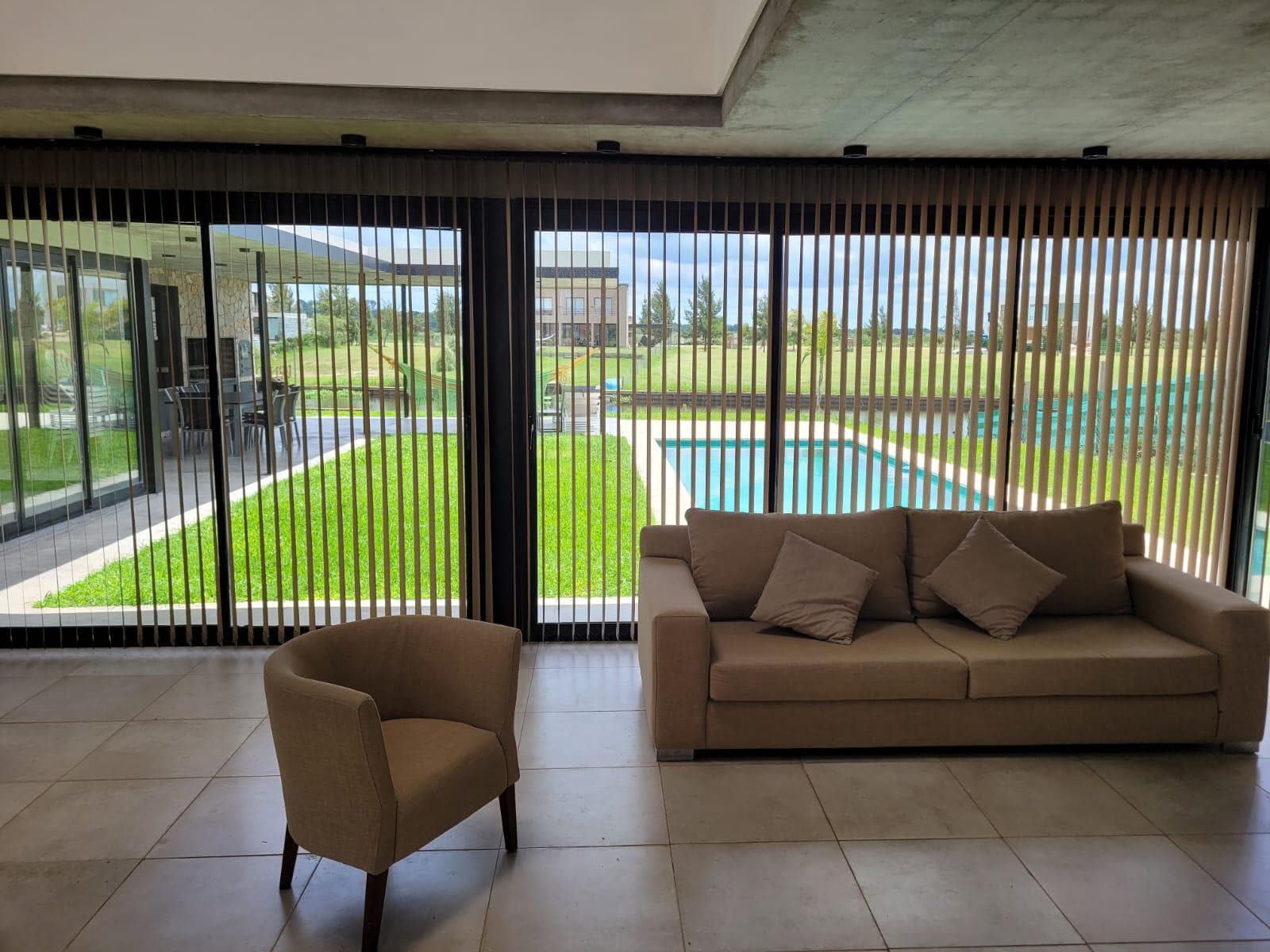 Short-Term Rental: 5-Bedroom House by the River in the El Naudir neighborhood of Escobar