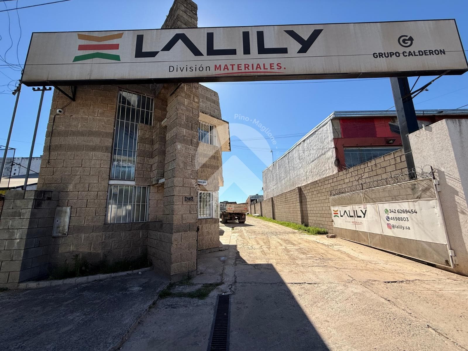 WAREHOUSE WITH RETAIL SPACE ON AV. FDO. ZUVIRIA