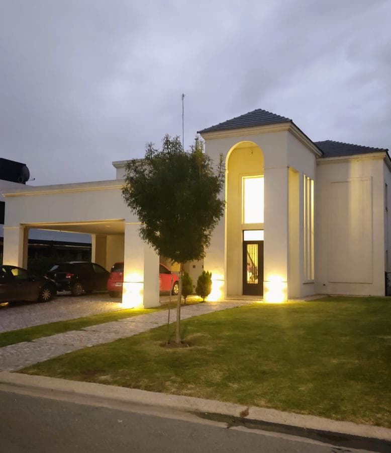 House for Sale: 6 Rooms in La Laguna, San Benito Neighborhood, Villanueva, Tigre