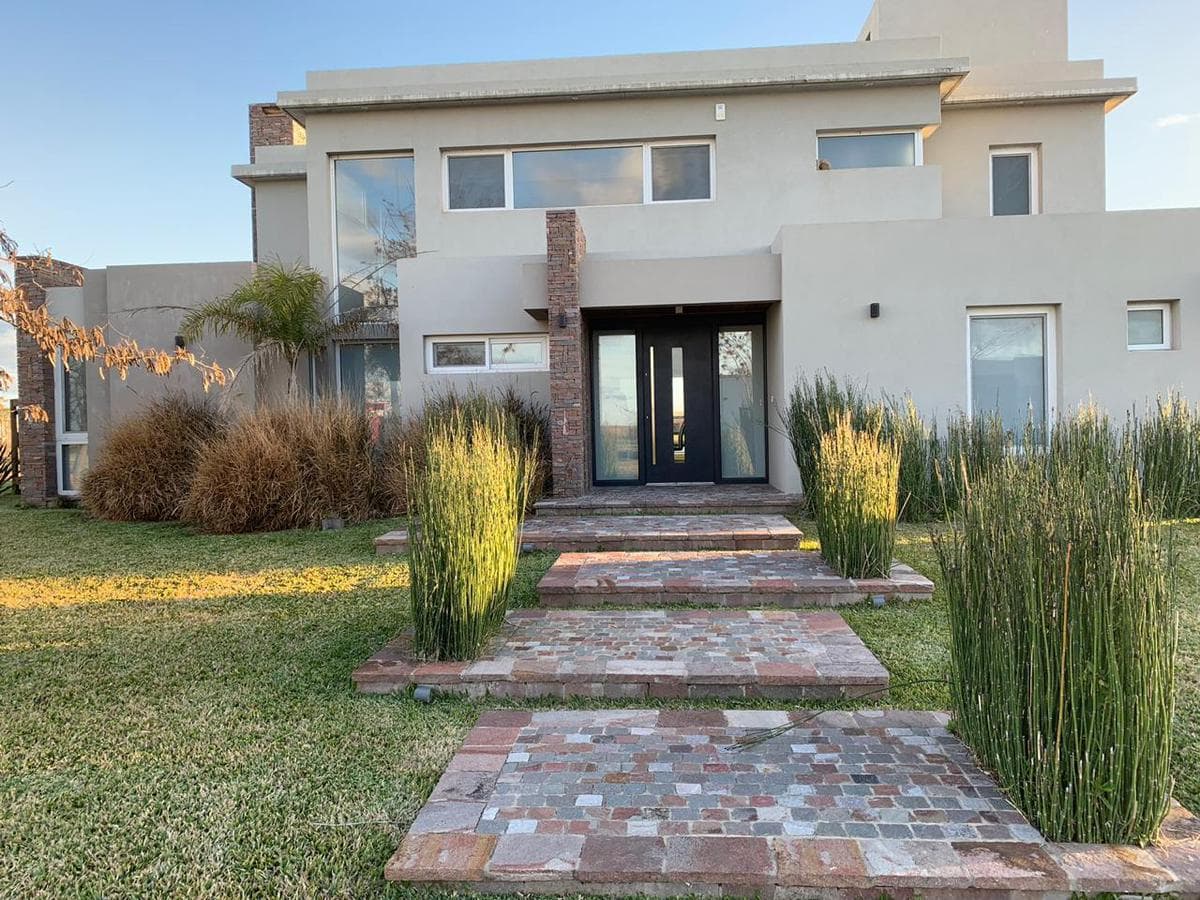House for Sale: 8 Rooms in La Laguna, El Cantón Norte Neighborhood, Escobar
