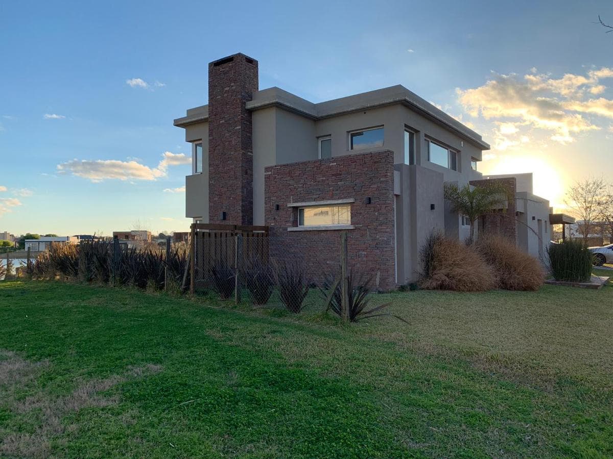 House for Sale: 8 Rooms in La Laguna, El Cantón Norte Neighborhood, Escobar