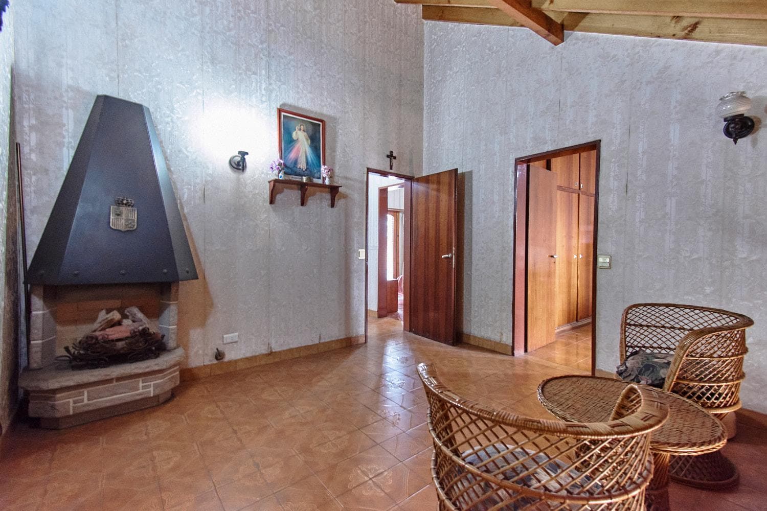 4-room house for sale with garage in San Antonio de Padua; eligible for a loan