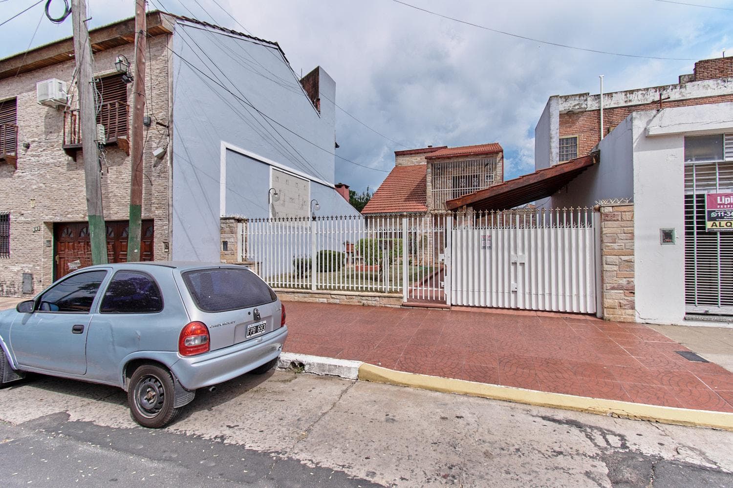 4-room house for sale with garage in San Antonio de Padua; eligible for a loan