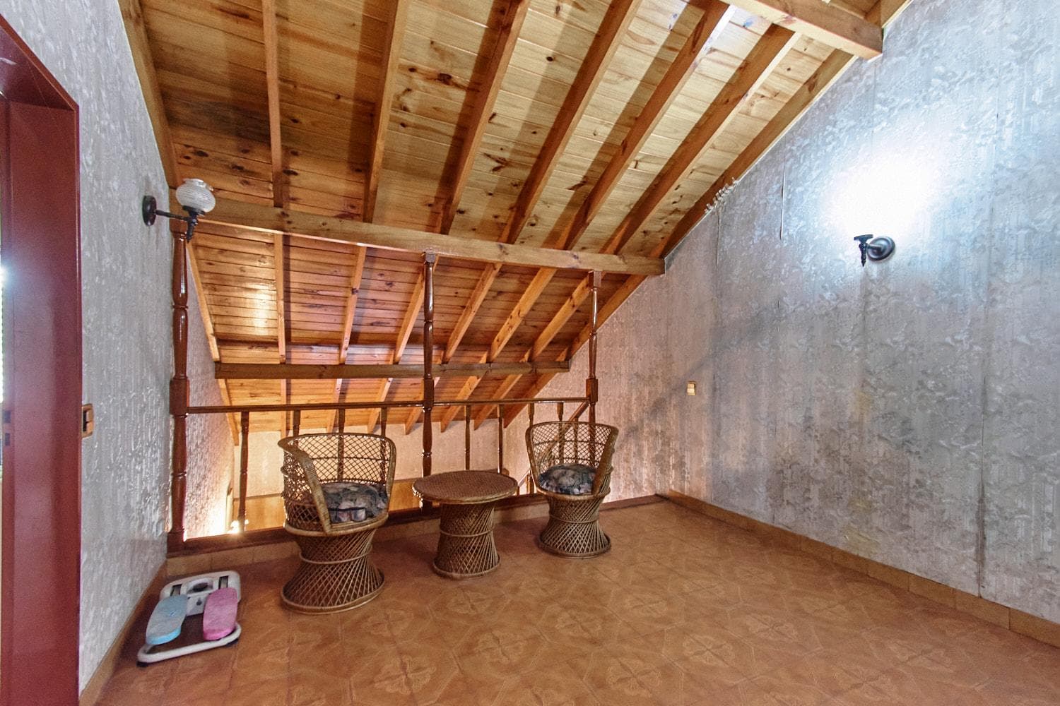 4-room house for sale with garage in San Antonio de Padua; eligible for a loan