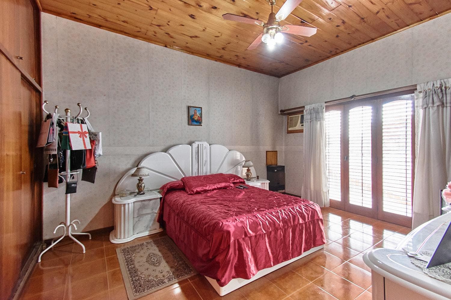 4-room house for sale with garage in San Antonio de Padua; eligible for a loan