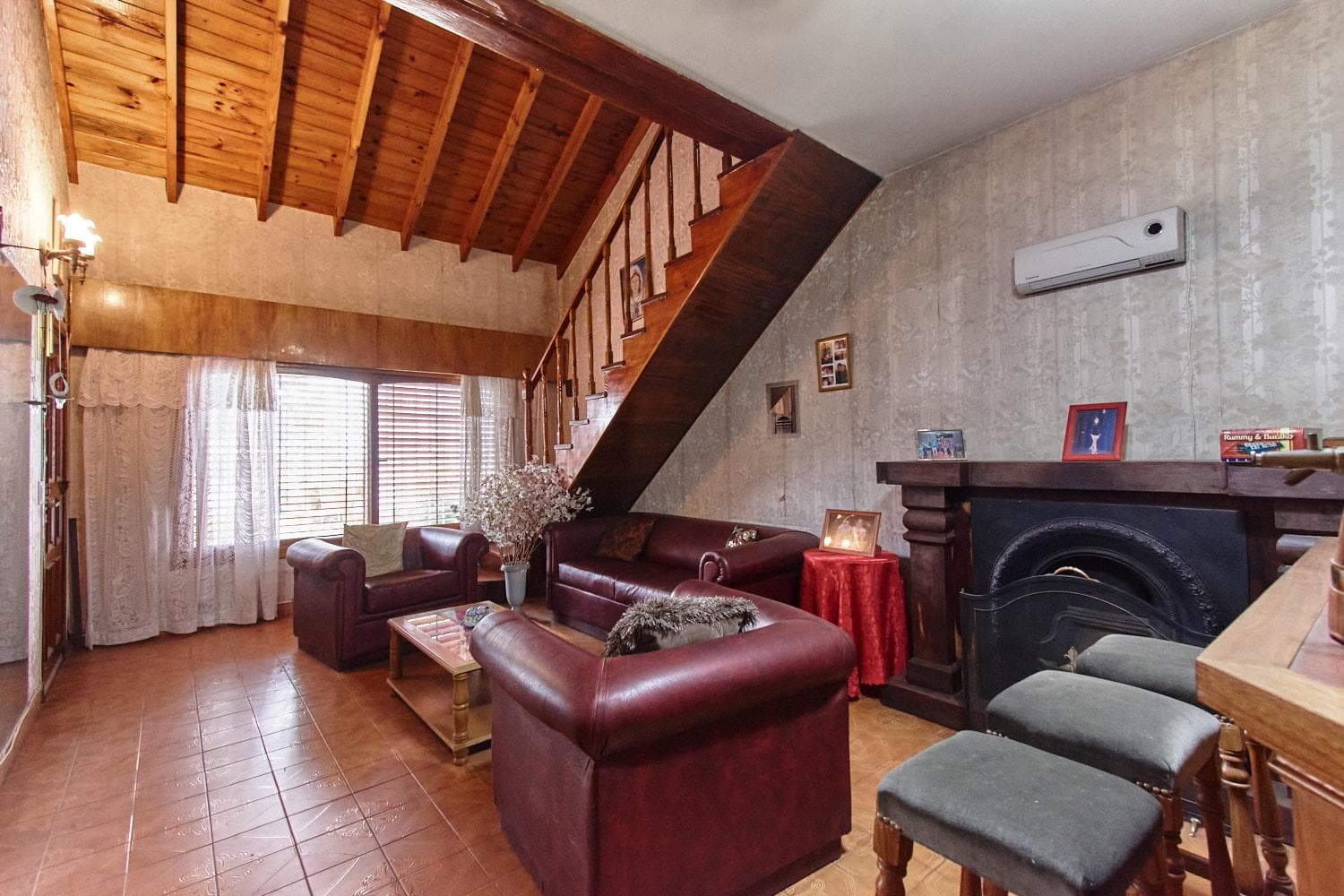 4-room house for sale with garage in San Antonio de Padua; eligible for a loan