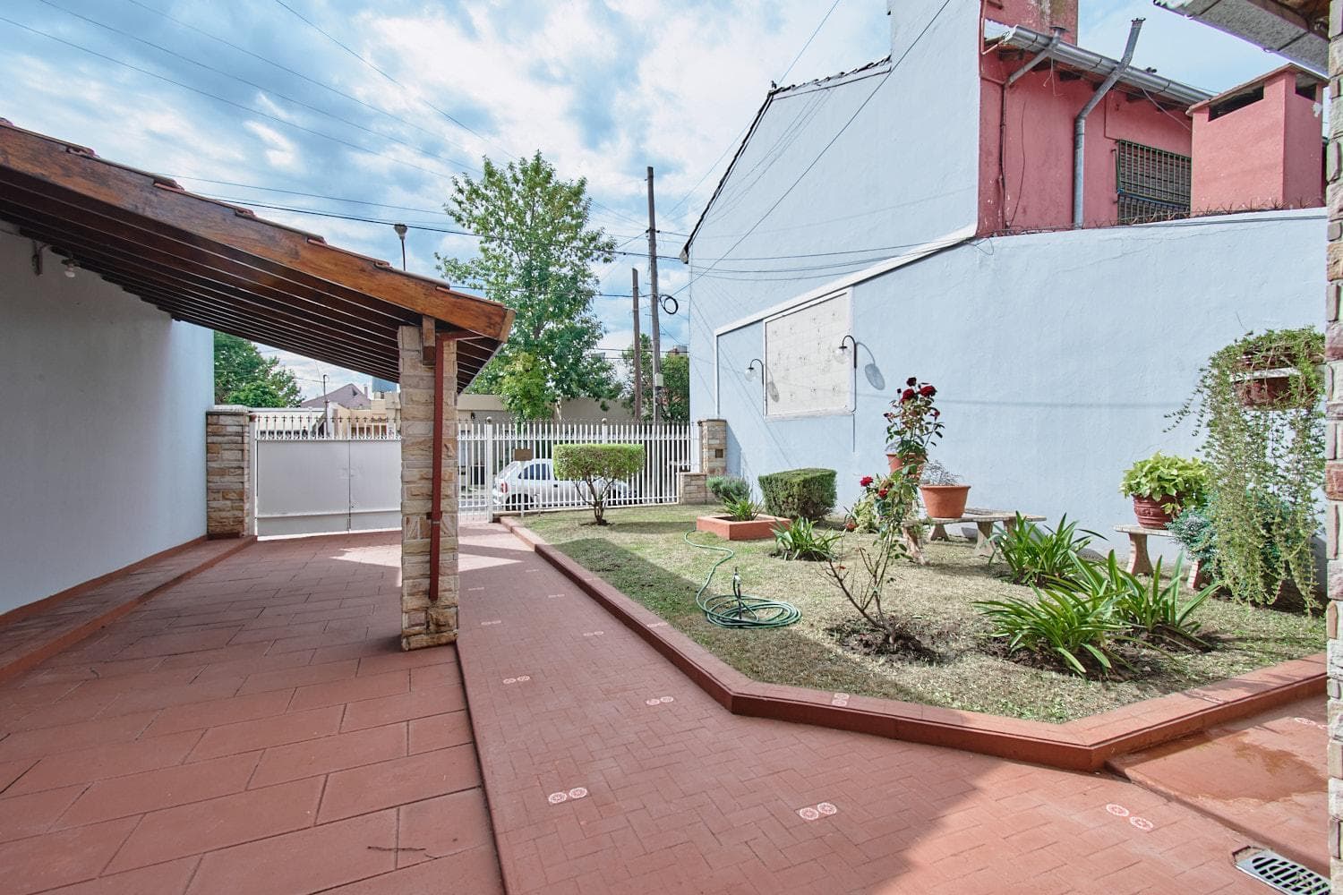 4-room house for sale with garage in San Antonio de Padua; eligible for a loan