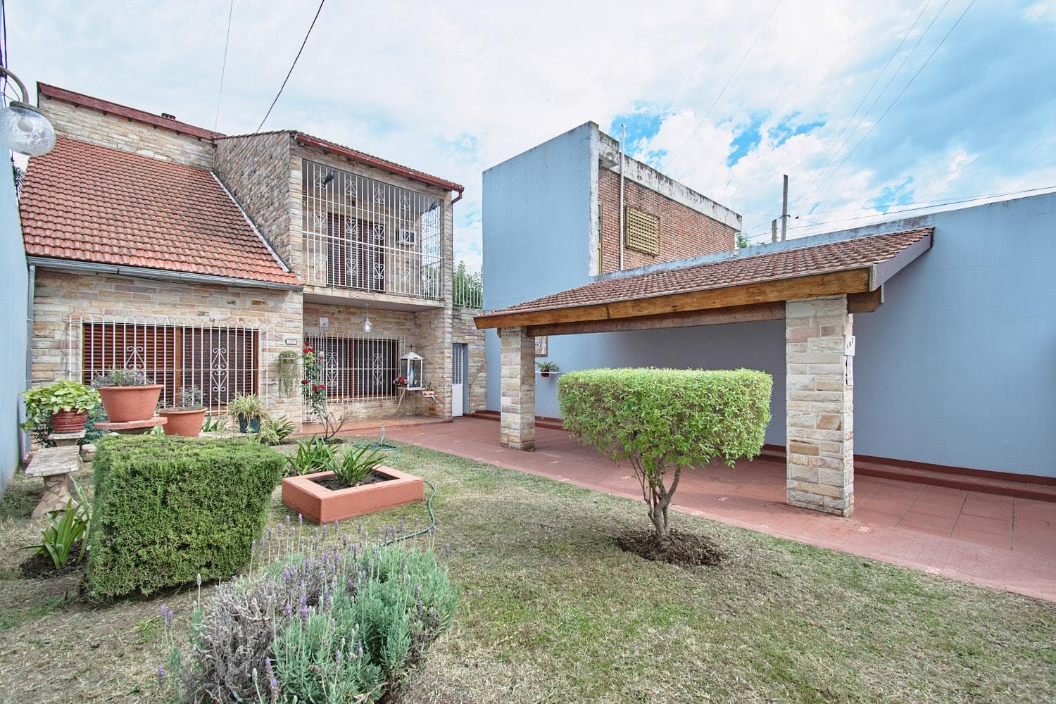 4-room house for sale with garage in San Antonio de Padua; eligible for a loan