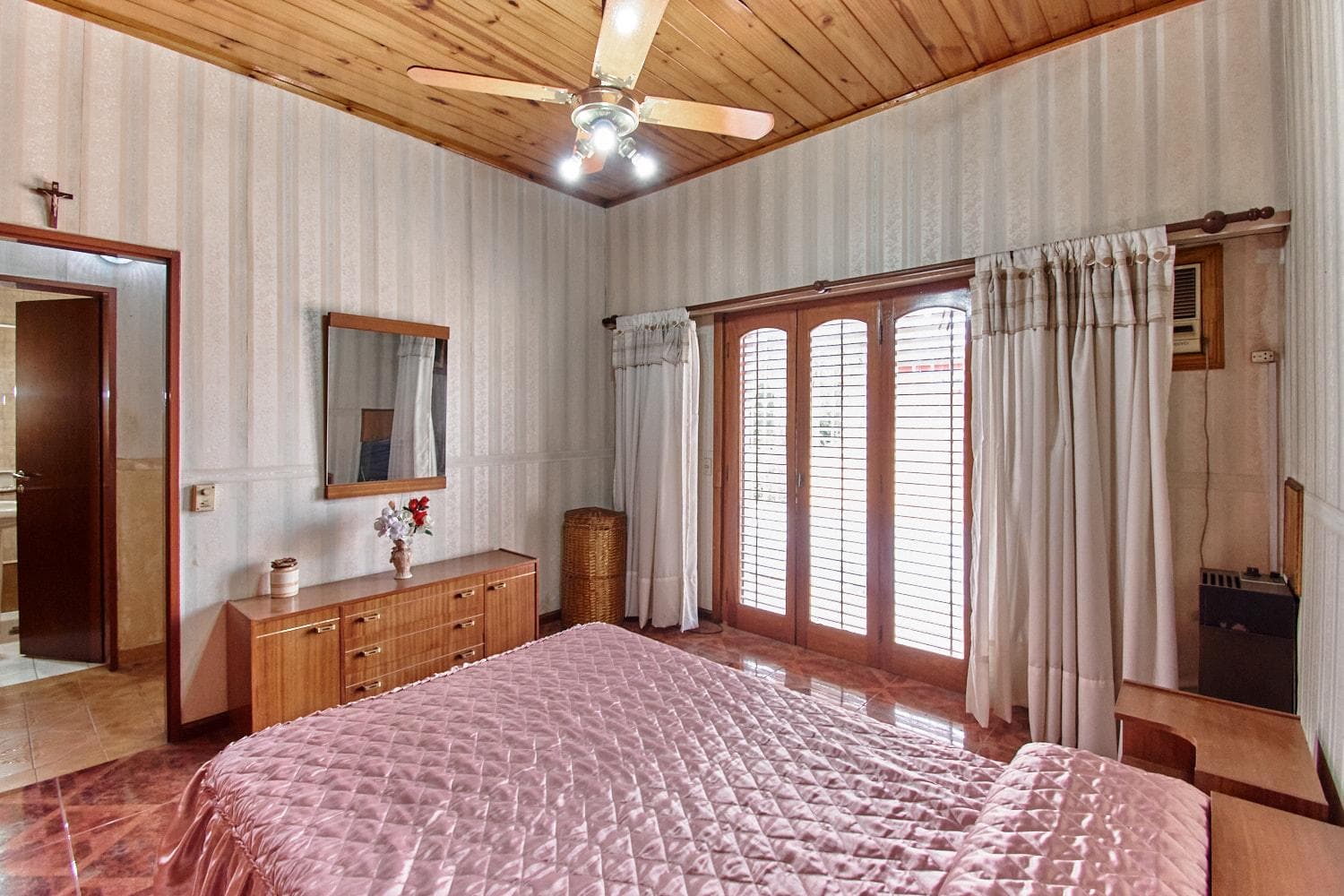 4-room house for sale with garage in San Antonio de Padua; eligible for a loan