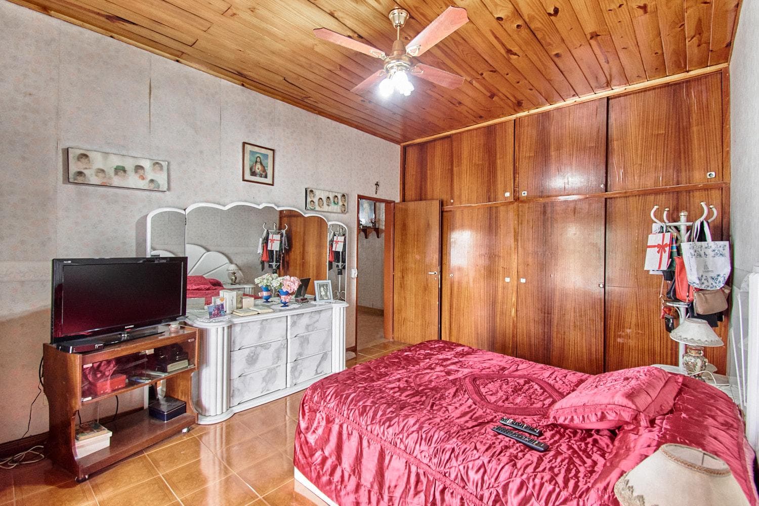 4-room house for sale with garage in San Antonio de Padua; eligible for a loan