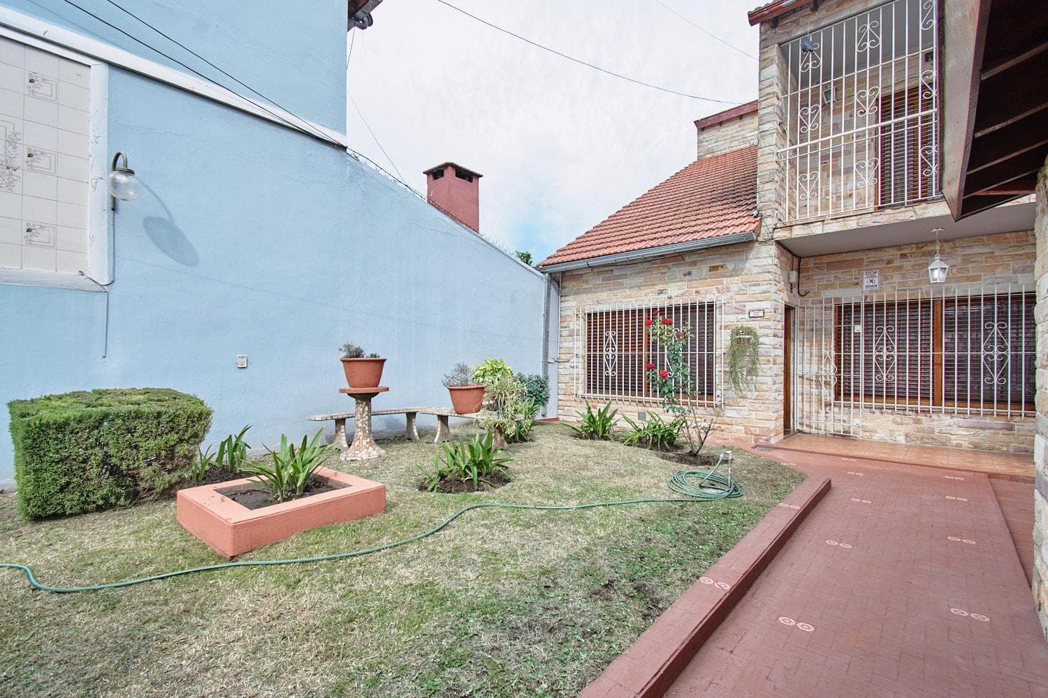 4-room house for sale with garage in San Antonio de Padua; eligible for a loan