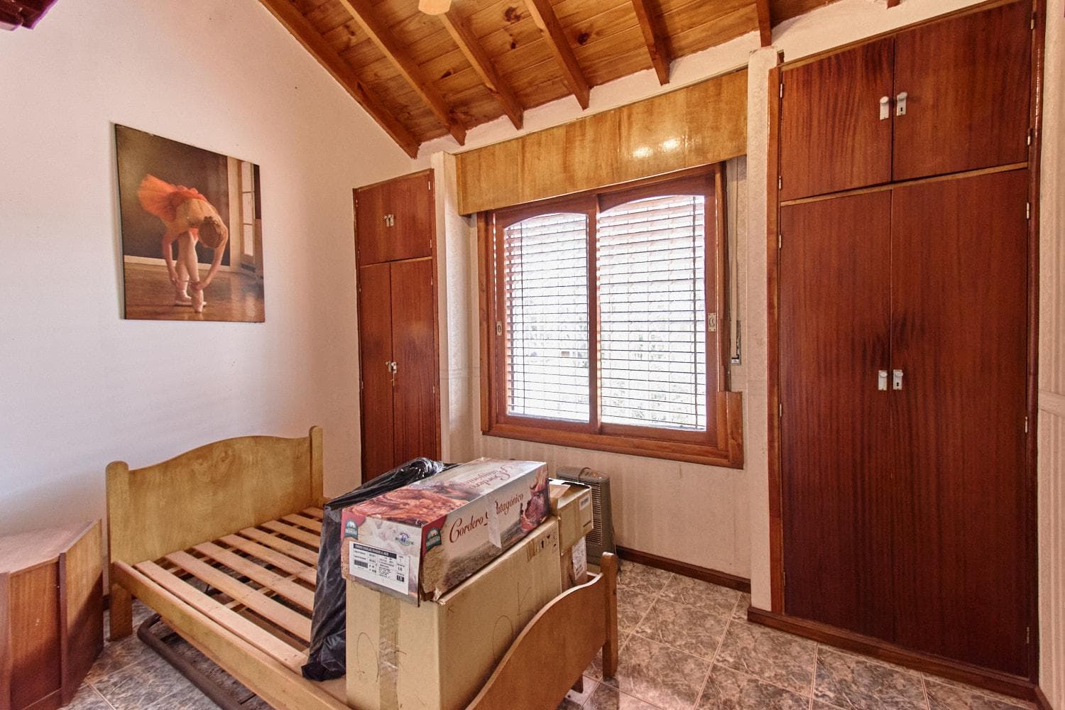 4-room house for sale with garage in San Antonio de Padua; eligible for a loan