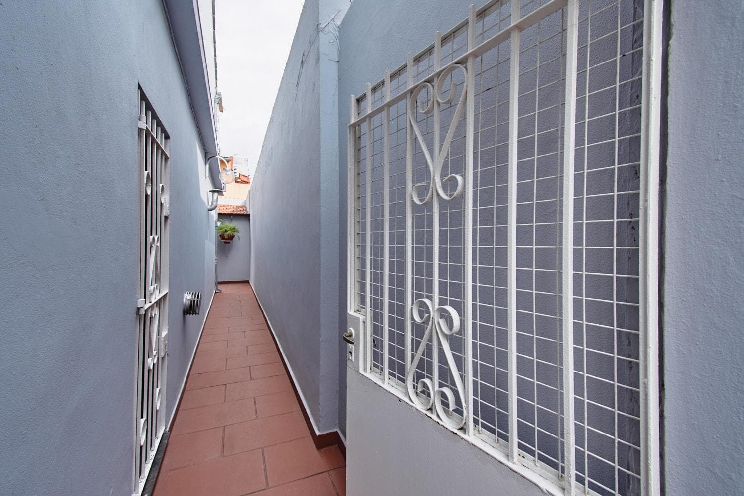 4-room house for sale with garage in San Antonio de Padua; eligible for a loan