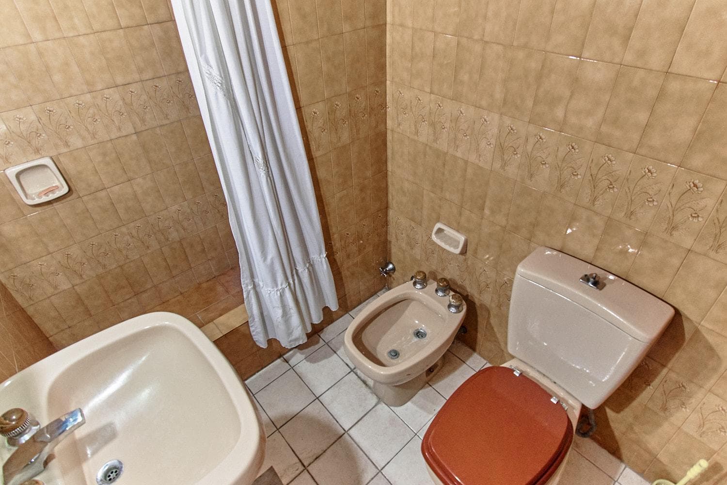 4-room house for sale with garage in San Antonio de Padua; eligible for a loan
