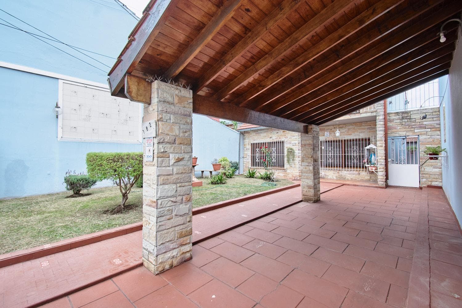 4-room house for sale with garage in San Antonio de Padua; eligible for a loan