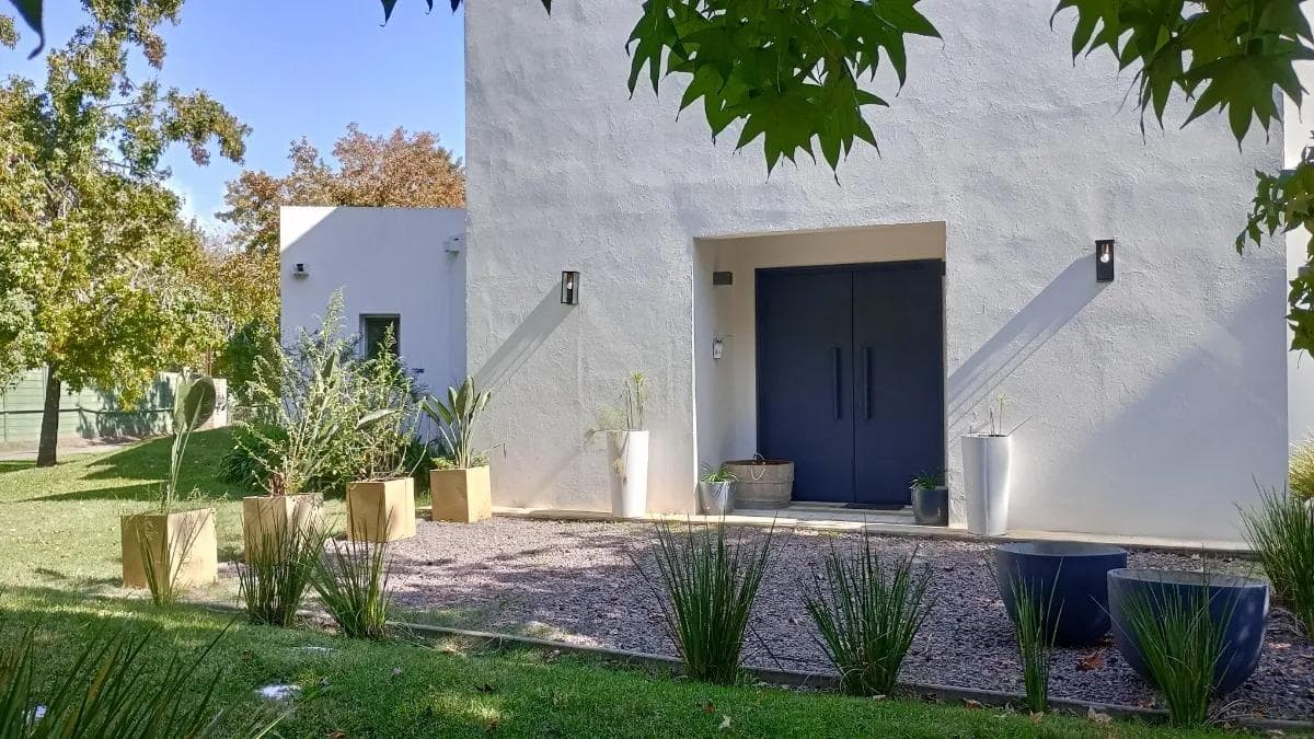 Annual Rental: 6-Bedroom House in the Barrio Golf Club Argentino Neighborhood, Pilar
